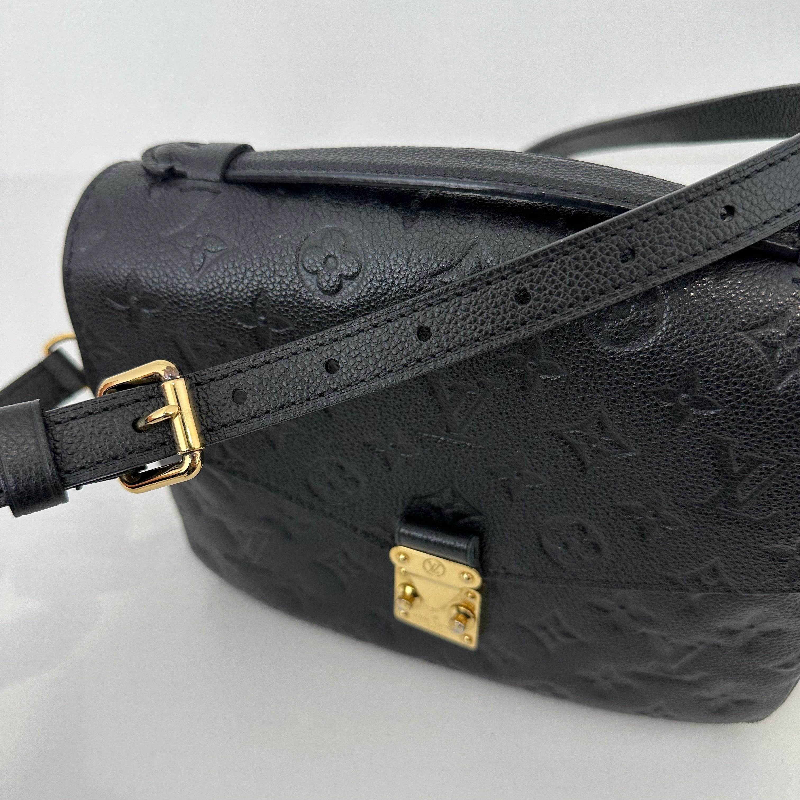 Black Pochette Metis