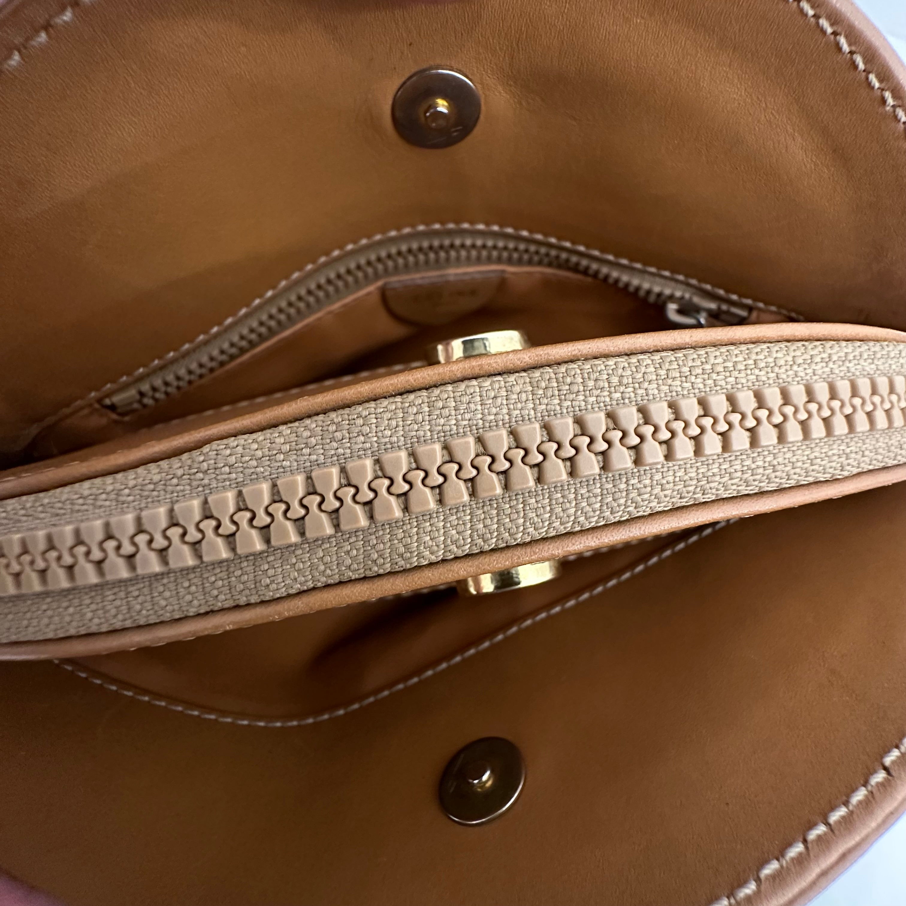 Macadam Crossbody