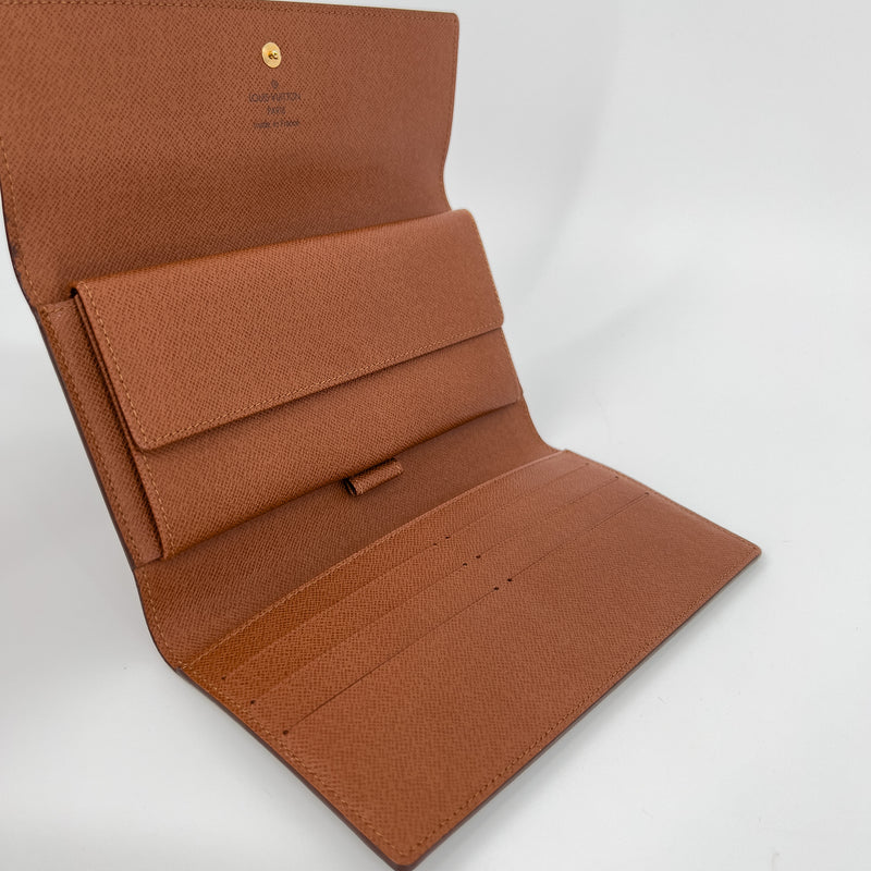 Monogram Chain on Wallet